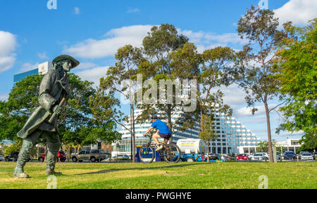 Radfahrer Fahrrad Vergangenheit eine Bronzestatue von Willem de Vlamingh und Crown Towers und Crown Metropol Hotels in Burswood Perth Western Australia. Stockfoto