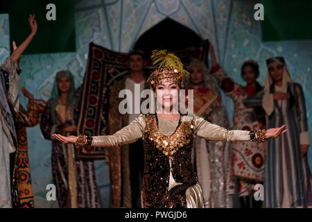 Die Tänzer tragen historische Kostüm während ein ethno-kulturelle Leistung inszeniert von "El Merosi" (die "People's Heritage") das Theater von historischen Kostümen und arbeitet seit 2005 in der Stadt Samarkand Samarkand alternativ Der timurid Dynasty in Usbekistan Stockfoto