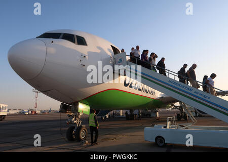 Die Passagiere aussteigen aus dem Flugzeug der nationalen Fluggesellschaft Uzbekistan Airways in Taschkent Usbekistan Yuzhny International Airport Stockfoto