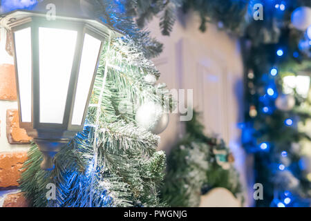 Laterne an der Wand mit Weihnachten kiefer Zweige, mit Spielsachen eingerichtet Stockfoto