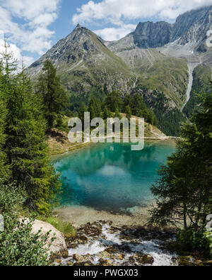 Lac Bleu Bergsee in Val d'Herens, Wallis, Schweiz. Stockfoto