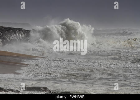 Riesige stürmischen Meer Wellen über portugiesischen Küste. Stockfoto