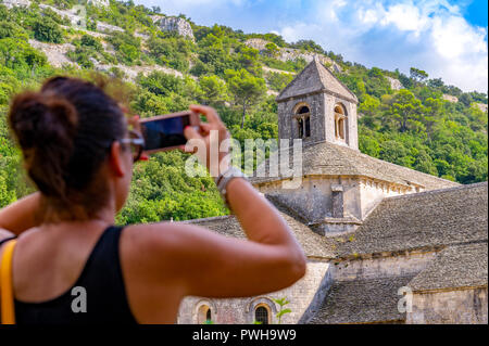 Frankreich. Vaucluse (84). Gemeinsame Gordes. Regionaler Naturpark des Luberon. Abtei Notre Dame De Senanque aus dem zwölften Jahrhundert. Stockfoto