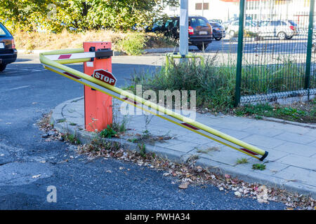 Die Auto brach die Barriere bei der Ausfahrt aus dem Parkplatz. Ein gutes Foto für den Standort über das Auto, Parkplatz, Weg, Geld, Emotion, Gate, Polizei. Stockfoto