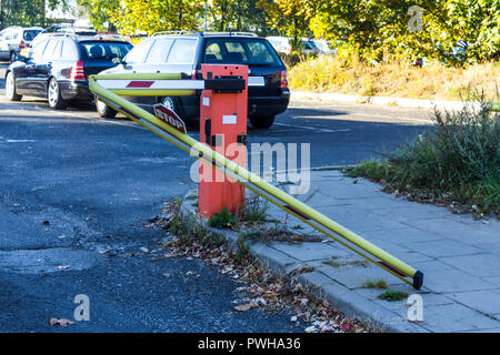 Die Auto brach die Barriere bei der Ausfahrt aus dem Parkplatz. Ein gutes Foto für den Standort über das Auto, Parkplatz, Weg, Geld, Emotion, Gate, Polizei. Stockfoto