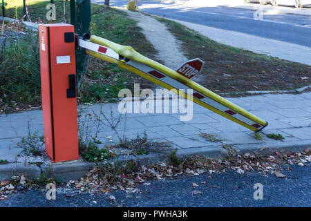 Die Auto brach die Barriere bei der Ausfahrt aus dem Parkplatz. Ein gutes Foto für den Standort über das Auto, Parkplatz, Weg, Geld, Emotion, Gate, Polizei. Stockfoto