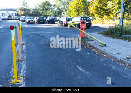 Die Auto brach die Barriere bei der Ausfahrt aus dem Parkplatz. Ein gutes Foto für den Standort über das Auto, Parkplatz, Weg, Geld, Emotion, Gate, Polizei. Stockfoto