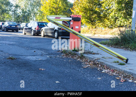 Die Auto brach die Barriere bei der Ausfahrt aus dem Parkplatz. Ein gutes Foto für den Standort über das Auto, Parkplatz, Weg, Geld, Emotion, Gate, Polizei. Stockfoto