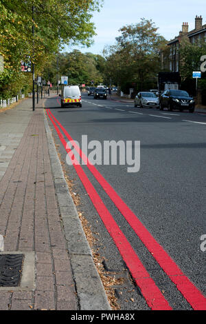 Red Zone Markierungen, South Circular Road, West Dulwich, London, UK Stockfoto