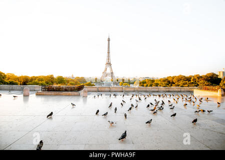 Landschaft Blick auf den Eiffelturm von Trocadero Platz während der Sunrise in Paris Stockfoto