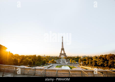 Landschaft Blick auf den Eiffelturm von Trocadero Platz während der Sunrise in Paris Stockfoto