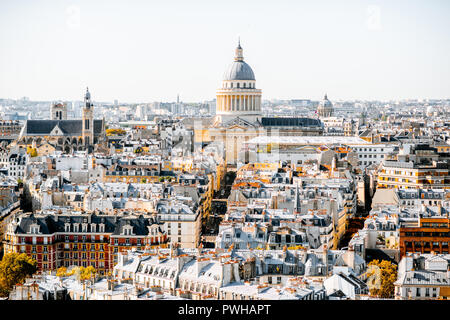 Antenne Panoramablick auf Paris aus der Kathedrale Notre-Dame mit Pantheon Gebäude während der Morgen in Frankreich Stockfoto