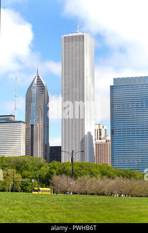 Aon Center, zwei Prudential Plaza, dem blauen Kreuz und blaues Schild Turm, einem AUFSICHTSRECHTLICHEN PLAZA und andere Wahrzeichen der Stadt Chicago Gebäude im Frühjahr. Bild Stockfoto