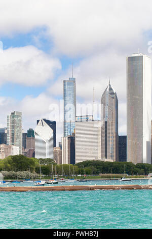 Aon Center, einem und zwei Prudential Plaza, Smurfit Stone und anderen Wahrzeichen der Stadt Chicago Gebäude im Frühjahr. Bild vom Michigan See genommen. Stockfoto