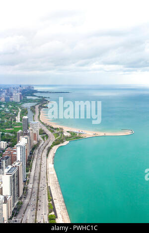 Chicago Strand und die Skyline von John Hancock Center gesehen Stockfoto