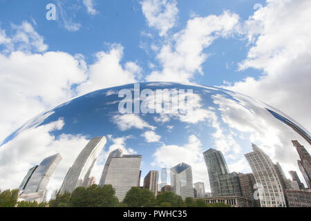 Im Stadtzentrum gelegene Gebäude im Spiegel Oberfläche der Bean Skulptur im Millennium Park in Chicago, Illinois nieder. Stockfoto