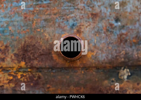 Fragmente der alten großen Wasserleitungen. Nach vielen Jahren des Betriebes, korrodierte Metall zerstört. Rostigen Stahl Rohr mit Löchern zur Korrosion von Metallen. Selecti Stockfoto