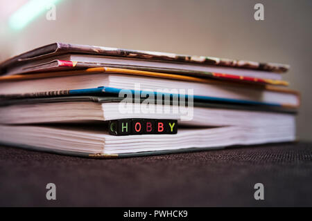 Liebe für Bücher, Lesen. Stapel von Büchern in den farbigen Cover lag auf dem Tisch. Buch mit gewellten Blätter in der Form eines Herzens öffnen. Bibliothek, Bildung Stockfoto