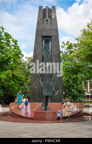 Litauen Personen, Blick auf die Mütter und ihre Kinder besuchen ein Monument in Vilnius Held und Nationalhymne Komponist Vincas Kudirka gewidmet. Stockfoto