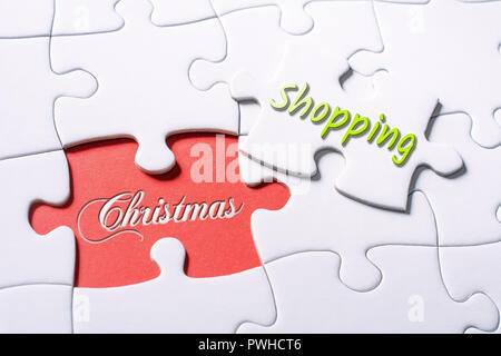 Die Worte, die Weihnachten und Shopping In fehlende Stück Puzzle Stockfoto