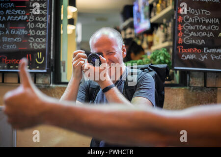 Fotograf Fotos von belebten Straßen mit Restaurants in Alfama, Lissabon, Portugal Stockfoto