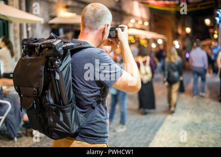 Fotograf Fotos von belebten Straßen mit Restaurants in Alfama, Lissabon, Portugal Stockfoto