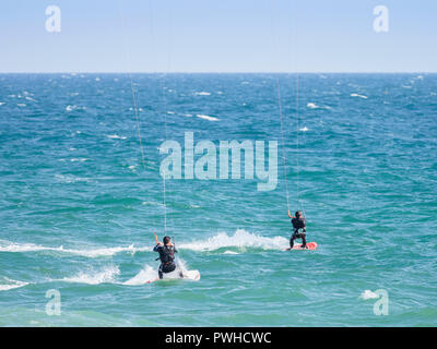 Kite Surfer auf blauen Wasser des Atlantischen Ozeans in der Algarve, Portugal Stockfoto