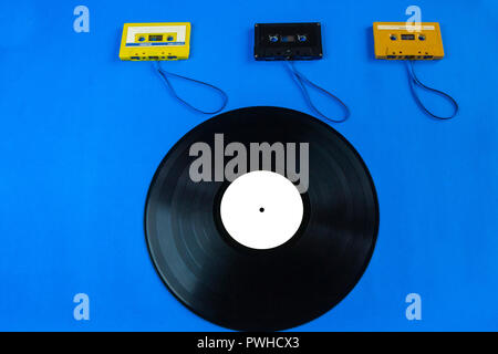 Ansicht von oben alte Schallplatten und Kassette auf blauem Hintergrund Stockfoto