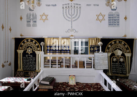Innere der alten Buchara jüdische Synagoge, die stammt aus dem 16. Jahrhundert in der Stadt Samarkand, Buchara im 19. und frühen 20. Jahrhundert in Usbekistan. Auswanderung nach Israel und der Westen hat eine rasch schwindende Jüdische Gemeinschaft in Buchara Links, und nur etwa 500 Juden in der Stadt bleiben. Stockfoto