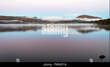 Eine misty Dawn über Loch Lomond von Milarrochy Bay Stockfoto