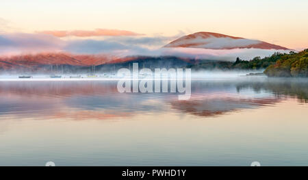 Eine misty Dawn über Loch Lomond von Milarrochy Bay Stockfoto