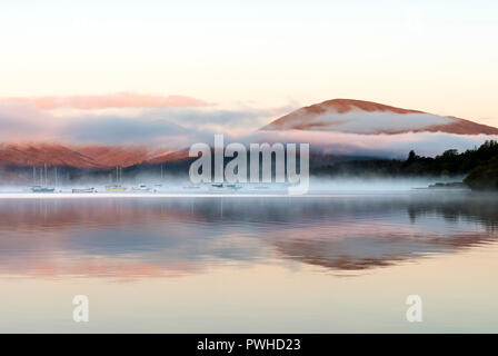 Eine misty Dawn über Loch Lomond von Milarrochy Bay Stockfoto