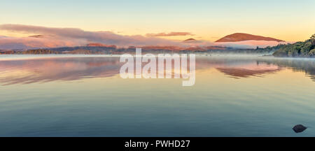 Eine misty Dawn über Loch Lomond von Milarrochy Bay Stockfoto