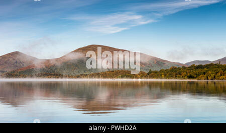 Eine misty Dawn über Loch Lomond von Milarrochy Bay Stockfoto