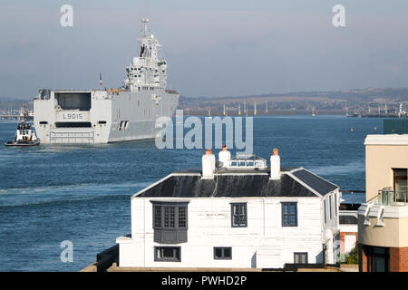 Die französische Marine amphibisches Schiff und Hubschrauber Carrier, FS Dixmude, kommt in Portsmouth Hafen. Stockfoto