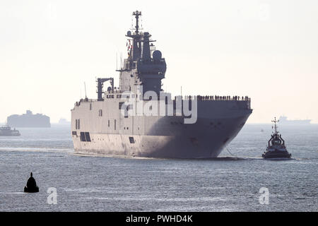 Die französische Marine amphibisches Schiff und Hubschrauber Carrier, FS Dixmude, kommt in Portsmouth Hafen. Stockfoto