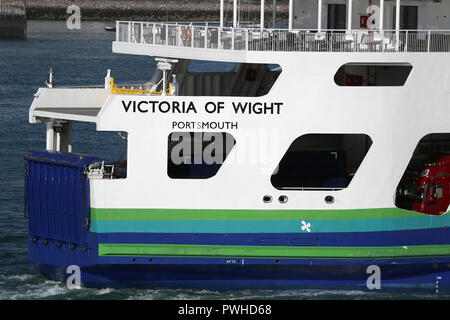 Die wightlink Hybrid Energie Autofähre, Victoria von Wight, kommt in Portsmouth Hafen. Stockfoto