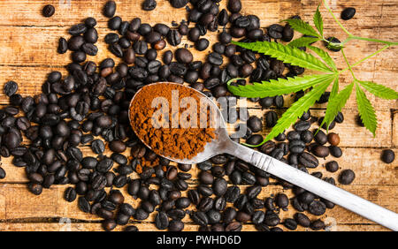 Kaffeebohnen mit Marihuana und Körner in einem Löffel Draufsicht Stockfoto