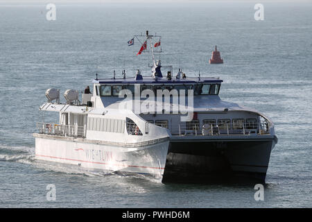 Die wightlink high-speed Fahrgast Katamaran HSC Wight Ryder II, kommt in Portsmouth Hafen. Stockfoto