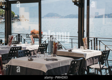 Lenno, Italien - Juli 5, 2017: Blick auf den Comer See von einem Meer Plinio Restaurant in Lenno. Der Comer See ist der drittgrößte in Italien nach Seen Gardasee ein Stockfoto