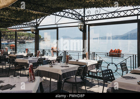 Lenno, Italien - Juli 5, 2017: Blick auf den Comer See von einem Meer Plinio Restaurant in Lenno. Der Comer See ist der drittgrößte in Italien nach Seen Gardasee ein Stockfoto