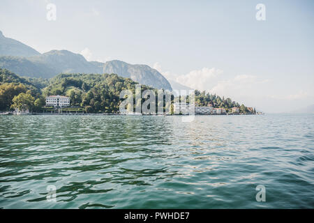 Malerische Landschaft über den Comer See, Italien, an einem hellen Sommertag, Tremezzo im Hintergrund. Stockfoto