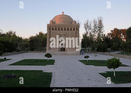 Die Samaniden mausoleum zwischen 892 und 943 CE als Ruhestätte von Ismail Samani Amir der Samaniden Dynastie in einem Park vor den Toren der historischen Stadt Zentrum von Buchara, Usbekistan gebaut. Stockfoto