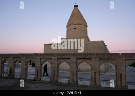 Die Außenseite des Chashma Ayub oder Job Mausoleum während der Herrschaft von Timur gebaut und verfügt über einen Khwarazm Stil konischen Kuppel in Buchara, Usbekistan selten. Stockfoto