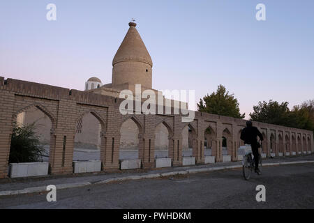 Die Außenseite des Chashma Ayub oder Job Mausoleum während der Herrschaft von Timur gebaut und verfügt über einen Khwarazm Stil konischen Kuppel in Buchara, Usbekistan selten. Stockfoto