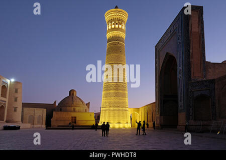 Blick auf das beleuchtete Kalon Minarett von der Karachaniden-dynastie Herrscher Arslan Khan im Jahre 1127 an der Po-i-Kalyan islamischen religiösen Komplex in Buchara, Usbekistan Stockfoto