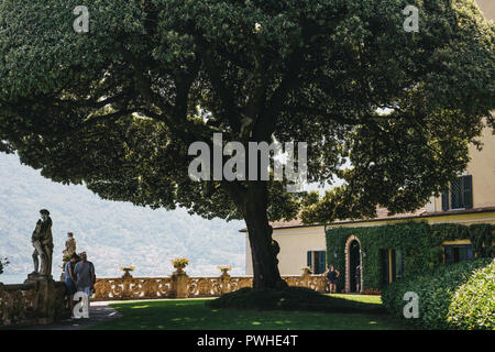 Lenno, Italien - 08 Juli, 2017: Blick von der Villa del Balbianello Gärten, den Comer See. Die Villa wurde als Standort für mehrere Filme, darunter Stern Krieg verwendet Stockfoto