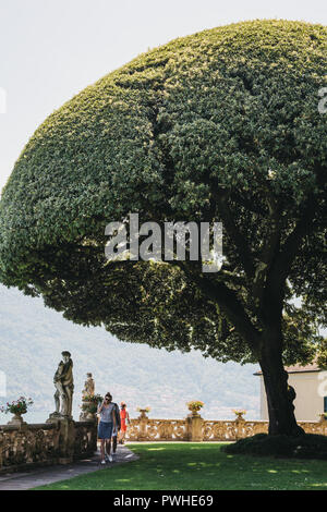 Lenno, Italien - 08 Juli, 2017: Blick von der Villa del Balbianello Gärten, den Comer See. Die Villa wurde als Standort für mehrere Filme, darunter Stern Krieg verwendet Stockfoto