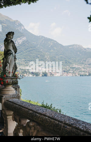 Malerische Aussicht über den Comer See, Italien, von lenno an einem hellen Sommertag. Stockfoto