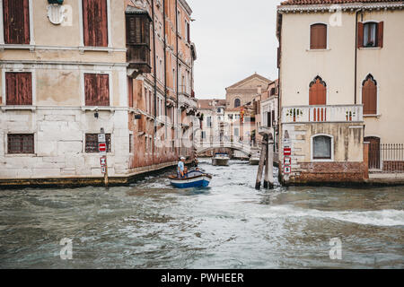 Venedig, Italien - Juli 02, 2017: Boote auf dem Canal Grande in Venedig mit bunten Häusern an den Seiten. Boote sind die wichtigsten Verkehrsmittel in der Stadt. Stockfoto